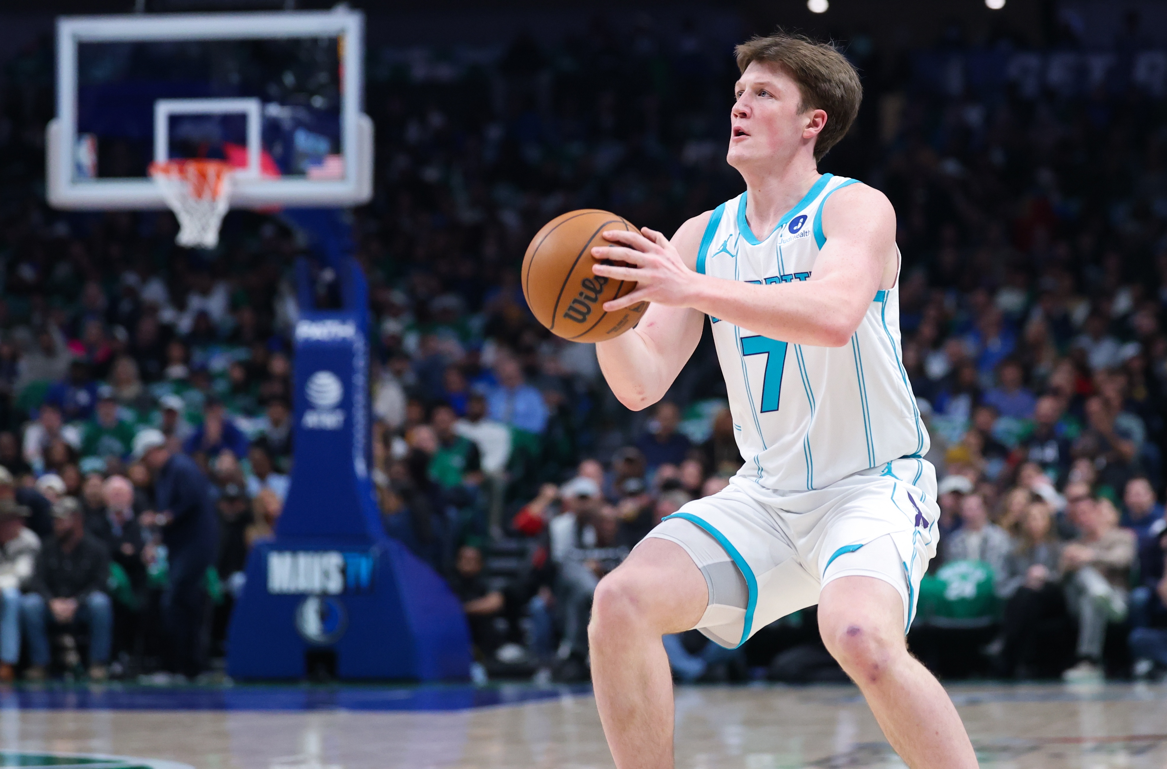 英雄联盟-调整能力极强！克尼佩尔第三节6中5&amp;三分4中3轰17分 上半场仅2分