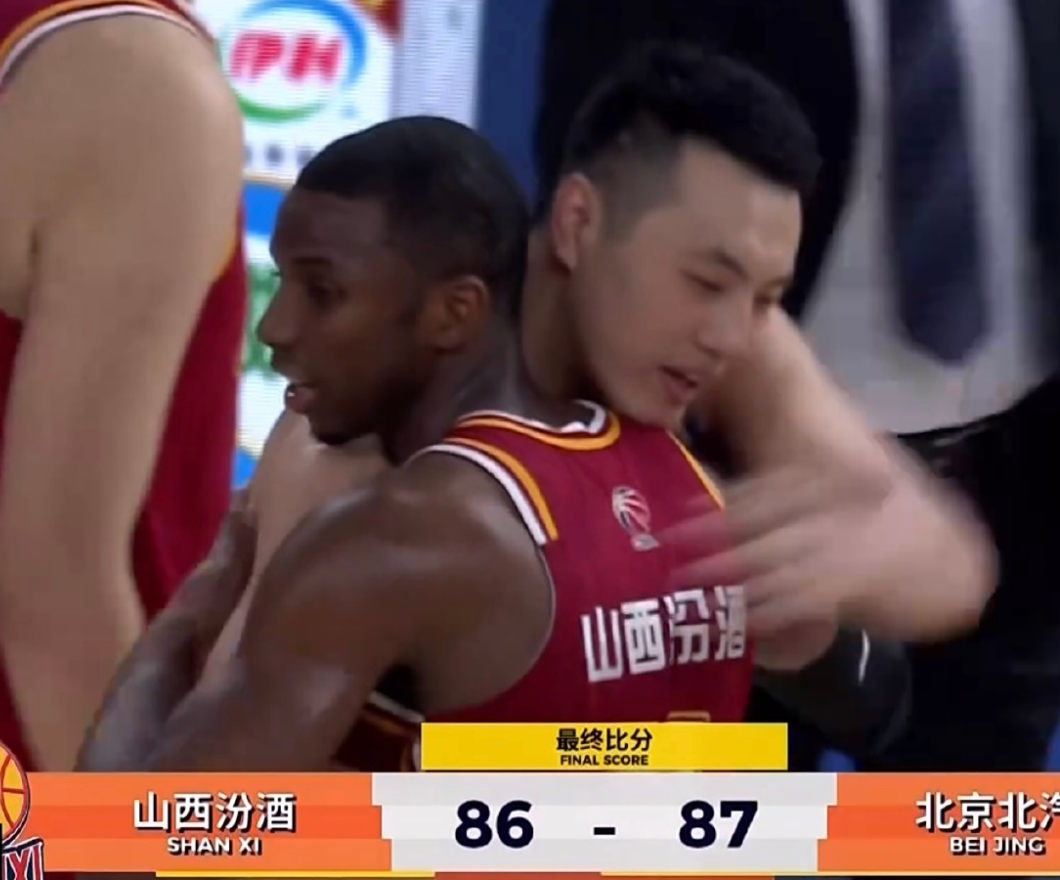 赛事投注-太硬了！翟晓川双腿缠满绷带罚球制胜 5人伤停许利民盛赞全队坚韧